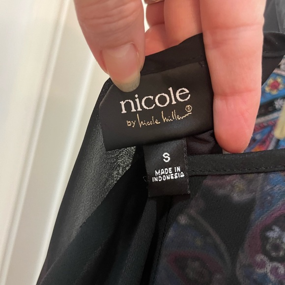 Shear back sleeveless blouse. - Picture 4 of 4